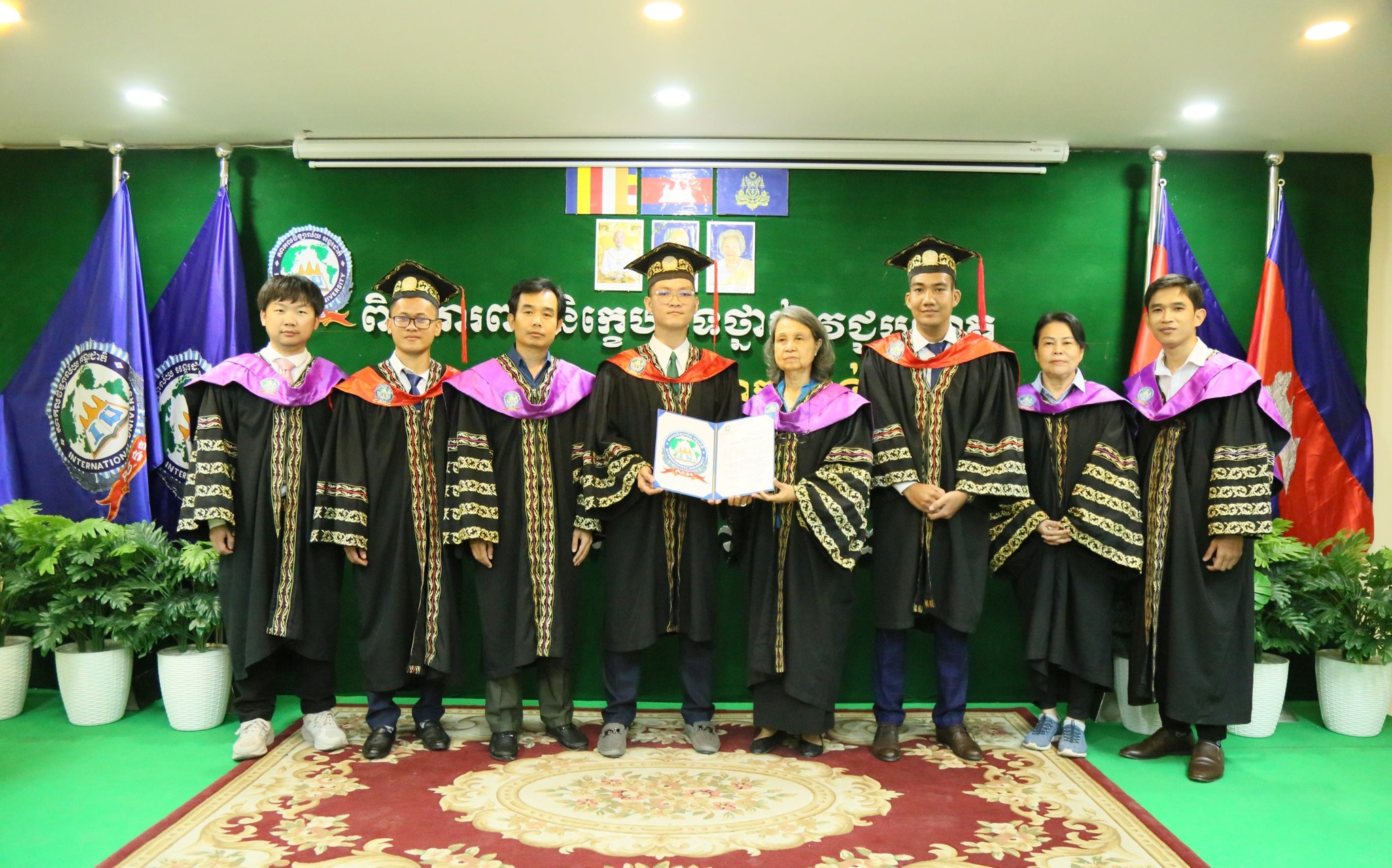 iu universityអបអរសាទរពិធីការពារនិក្ខេបបទថ្នាក់វេជ្ជបណ្ឌិត